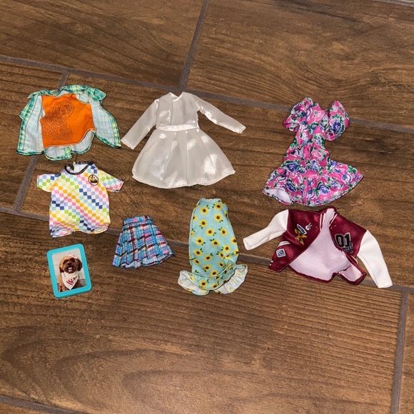 Barbie clothing bundle - Picture 1 of 3